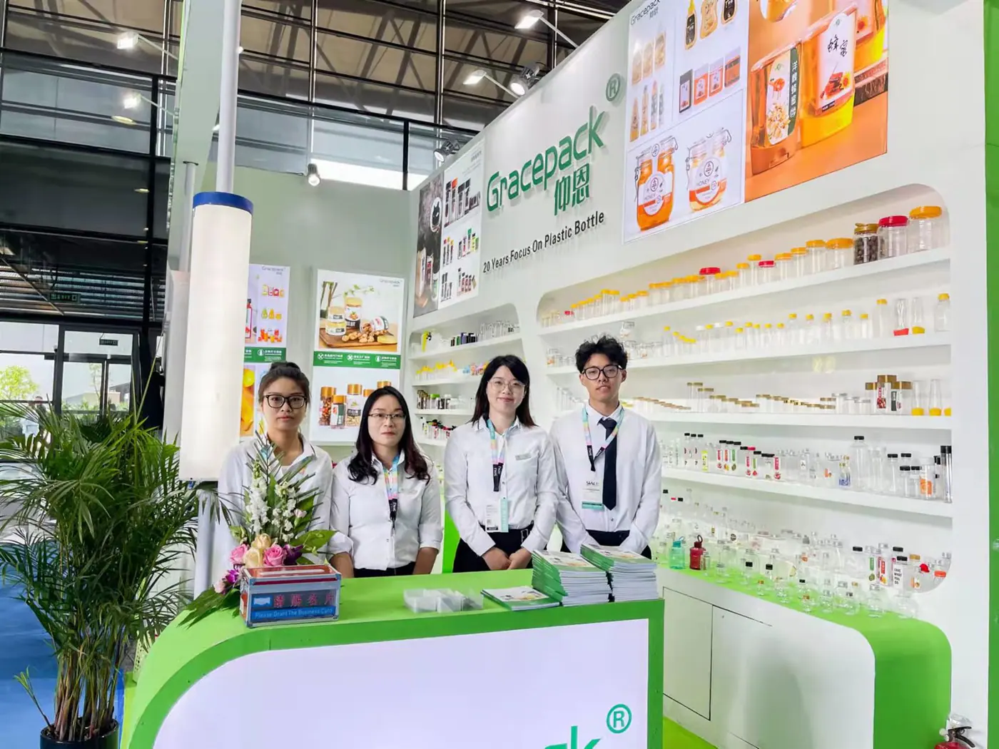 Equipo Gracepack presentando botellas y botes alimentarios en una feria profesional en 2021