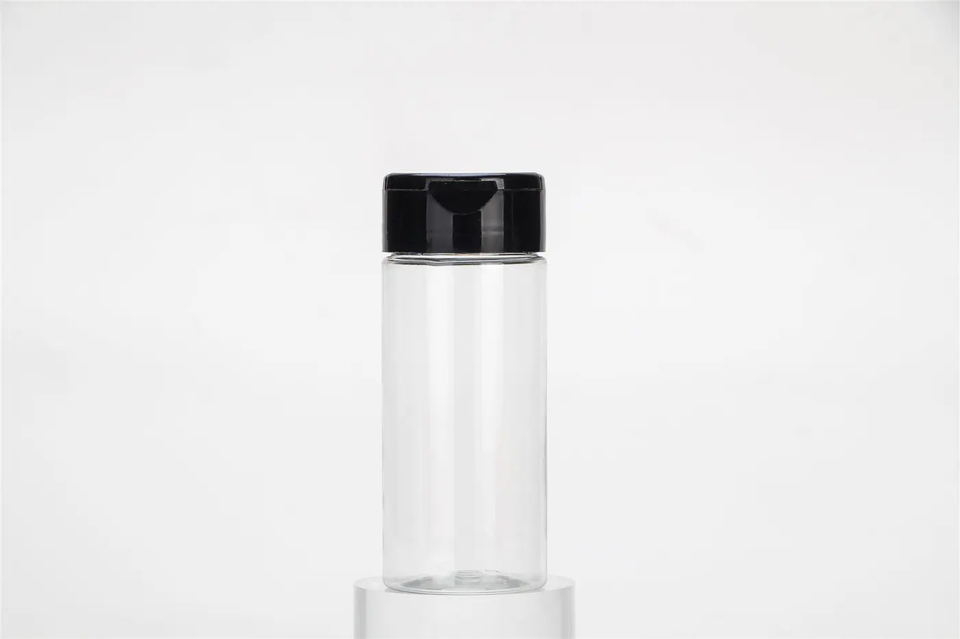 Botellas para condimentos con tapas en situación de uso